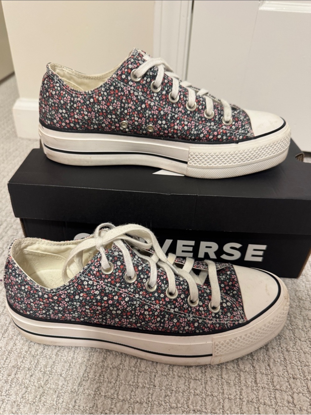 Converse Platform Low Top Floral Canvas Sneakers- size 8.5